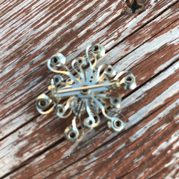 Vintage clear rhinestone snowflake star brooch pin - Picture 4 of 5